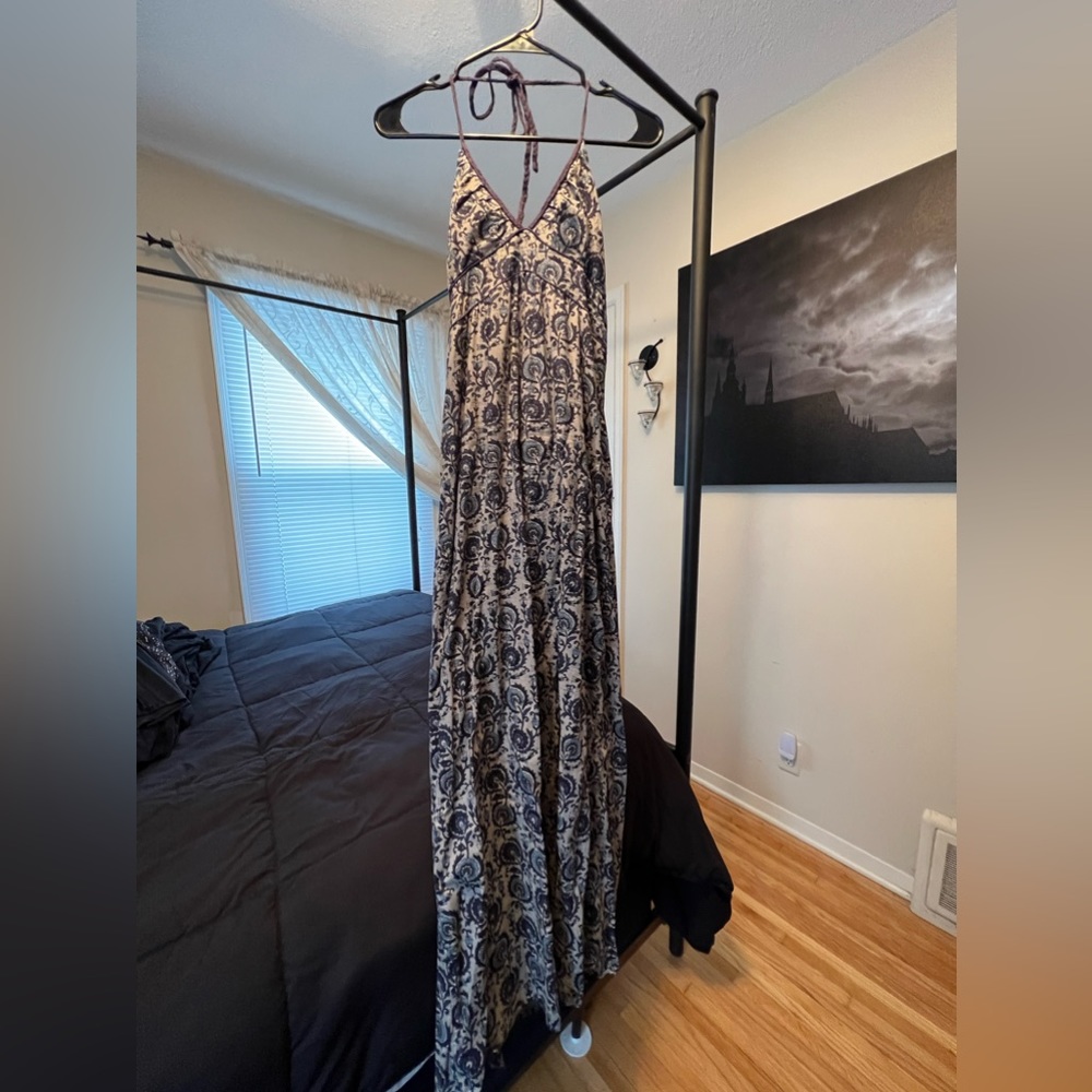 Long dress that ties around the neck.